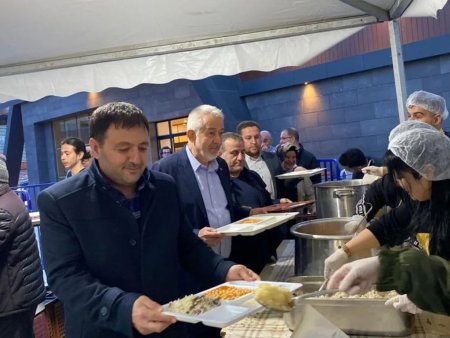 Sıraya girdi, yemeğini alıp, vatandaşlarla iftar açtı
