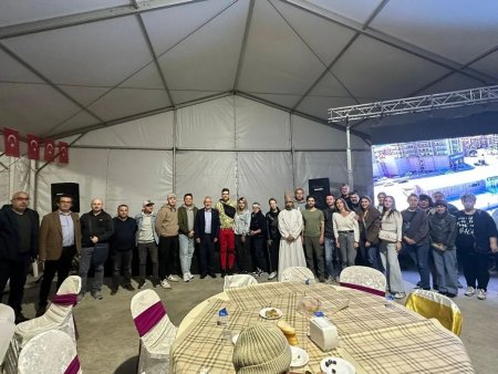 Sıraya girdi, yemeğini alıp, vatandaşlarla iftar açtı
