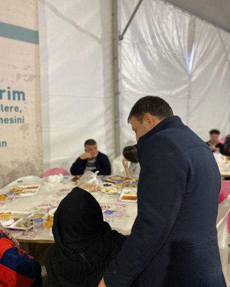 Sıraya girdi, yemeğini alıp, vatandaşlarla iftar açtı
