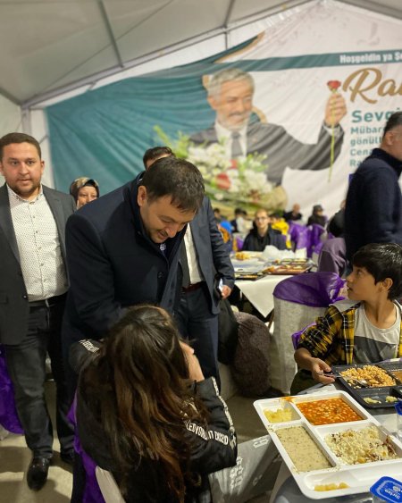 Sıraya girdi, yemeğini alıp, vatandaşlarla iftar açtı