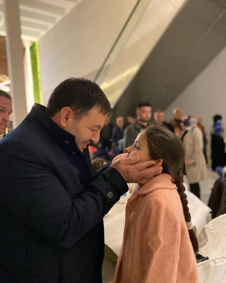 Sıraya girdi, yemeğini alıp, vatandaşlarla iftar açtı