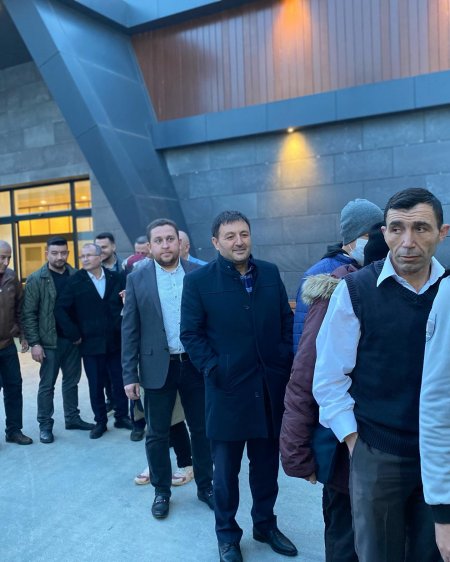 Sıraya girdi, yemeğini alıp, vatandaşlarla iftar açtı