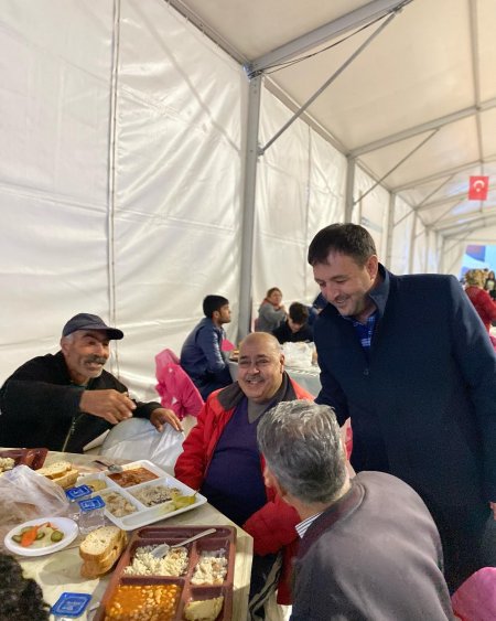 Sıraya girdi, yemeğini alıp, vatandaşlarla iftar açtı