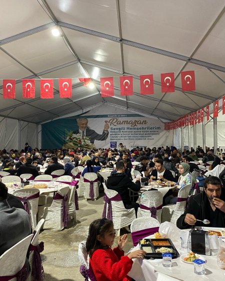 Sıraya girdi, yemeğini alıp, vatandaşlarla iftar açtı