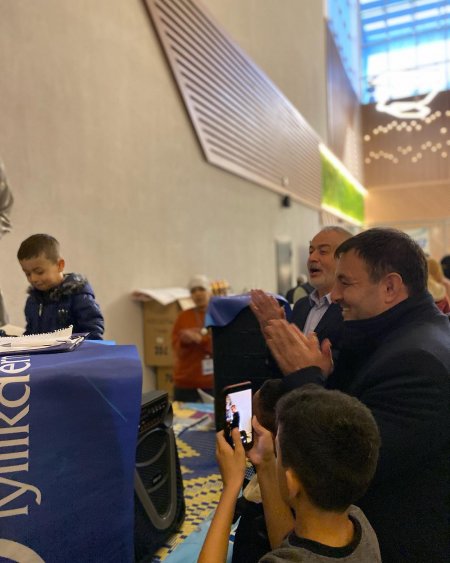 Sıraya girdi, yemeğini alıp, vatandaşlarla iftar açtı
