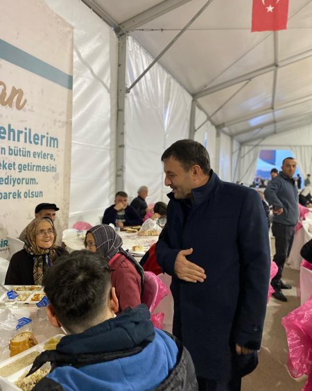 Sıraya girdi, yemeğini alıp, vatandaşlarla iftar açtı