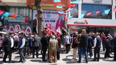 Aylin Cesur'un Seçim Ofisi Açıldı