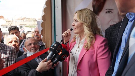 Aylin Cesur'un Seçim Ofisi Açıldı