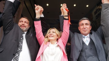 Aylin Cesur'un Seçim Ofisi Açıldı