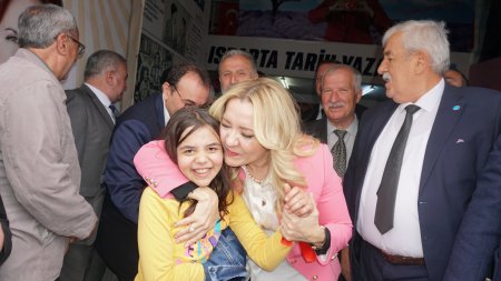 Aylin Cesur'un Seçim Ofisi Açıldı