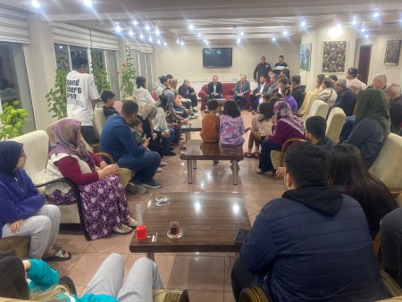 Depremzedelerle iftar açtı