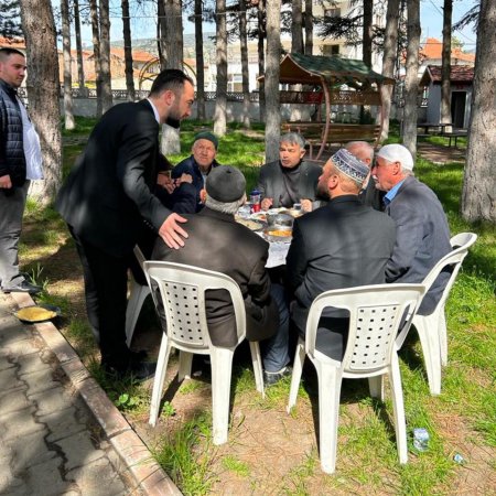 Selim Öncel, bayramı vatandaşlarla geçiriyor