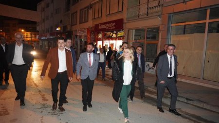 Milletvekili Cesur yağmur çamur demedi, vatandaşa koştu