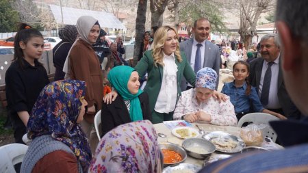 Milletvekili Cesur yağmur çamur demedi, vatandaşa koştu