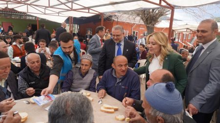 Milletvekili Cesur yağmur çamur demedi, vatandaşa koştu