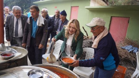Milletvekili Cesur yağmur çamur demedi, vatandaşa koştu