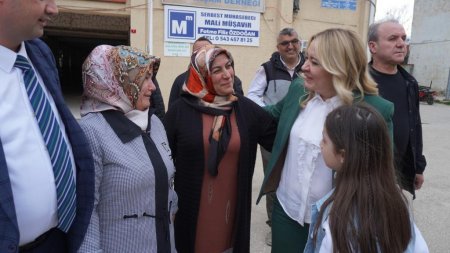 Milletvekili Cesur yağmur çamur demedi, vatandaşa koştu