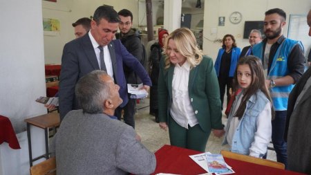 Milletvekili Cesur yağmur çamur demedi, vatandaşa koştu