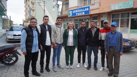 Milletvekili Cesur yağmur çamur demedi, vatandaşa koştu