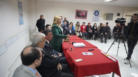 Milletvekili Cesur yağmur çamur demedi, vatandaşa koştu