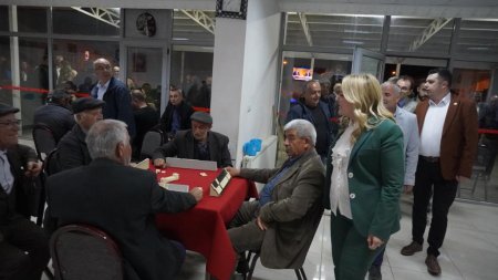 Milletvekili Cesur yağmur çamur demedi, vatandaşa koştu