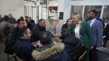 Milletvekili Cesur yağmur çamur demedi, vatandaşa koştu