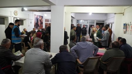 Milletvekili Cesur yağmur çamur demedi, vatandaşa koştu