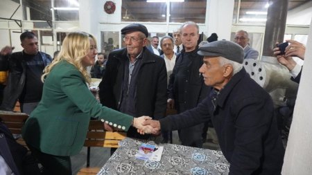 Milletvekili Cesur yağmur çamur demedi, vatandaşa koştu