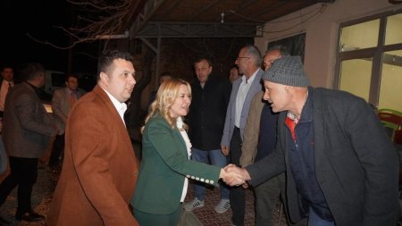 Milletvekili Cesur yağmur çamur demedi, vatandaşa koştu