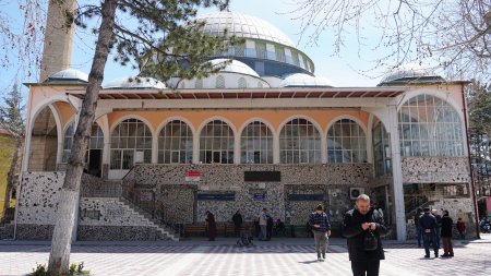 Bu camii mahalle sakinleri tarafından yapıldı
