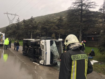 Servis aracı devrildi! Yaralılar var