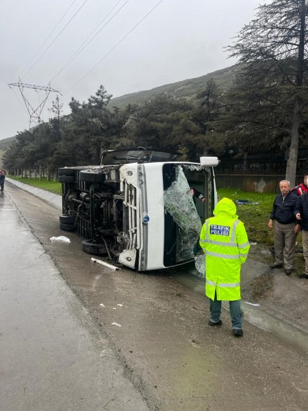 Servis aracı devrildi! Yaralılar var