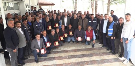 Emekliye ayrılan personellere plaket verildi