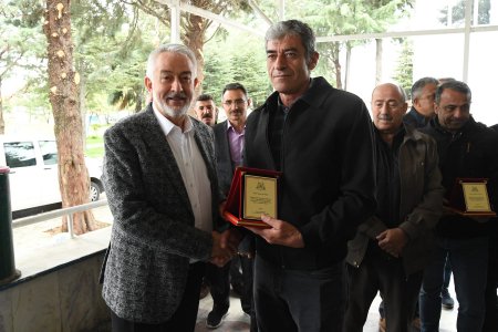 Emekliye ayrılan personellere plaket verildi