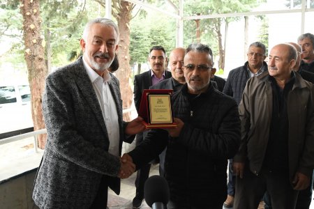 Emekliye ayrılan personellere plaket verildi