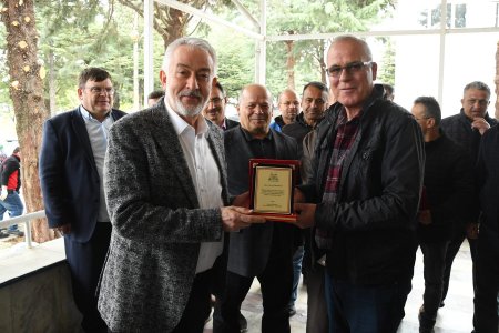 Emekliye ayrılan personellere plaket verildi