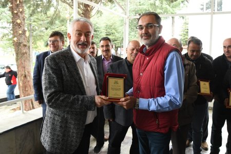 Emekliye ayrılan personellere plaket verildi