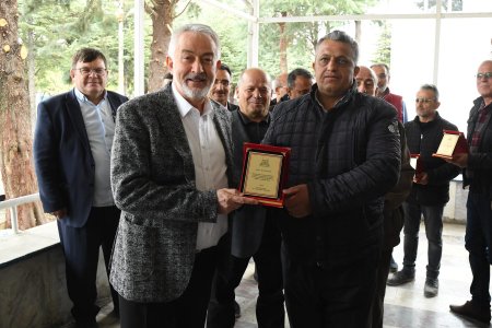 Emekliye ayrılan personellere plaket verildi