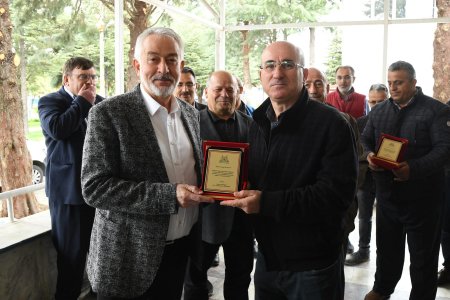 Emekliye ayrılan personellere plaket verildi