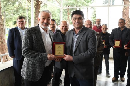 Emekliye ayrılan personellere plaket verildi