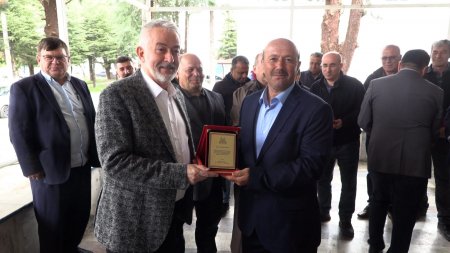 Emekliye ayrılan personellere plaket verildi