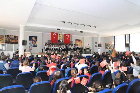  Sesli Düşler Çocuk Korosu büyük beğeni topladı