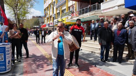 Isparta’da davullu zurnalı 1 Mayıs kutlaması