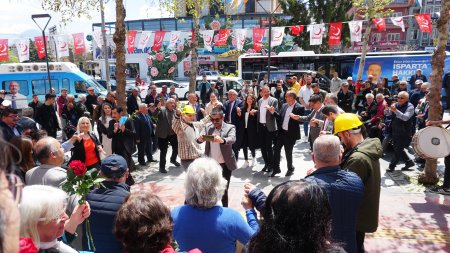 Isparta’da davullu zurnalı 1 Mayıs kutlaması