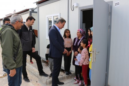 Vali Baruş, Afşin’de Bakan Kirişçi’ye eşlik etti