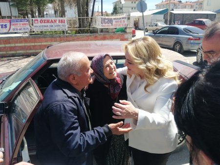 Cesur, her gittiği yerde coşkuyla ve çiçeklerle karşılandı