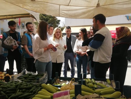 Cesur, her gittiği yerde coşkuyla ve çiçeklerle karşılandı