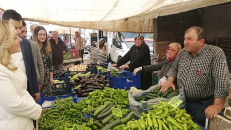 Cesur, her gittiği yerde coşkuyla ve çiçeklerle karşılandı
