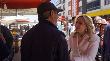 Cesur, her gittiği yerde coşkuyla ve çiçeklerle karşılandı
