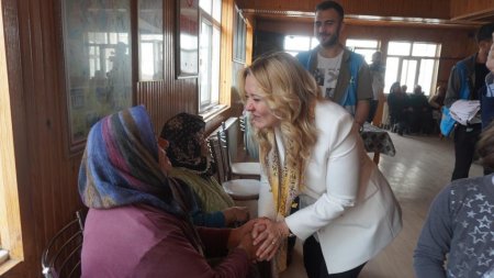 Cesur, her gittiği yerde coşkuyla ve çiçeklerle karşılandı